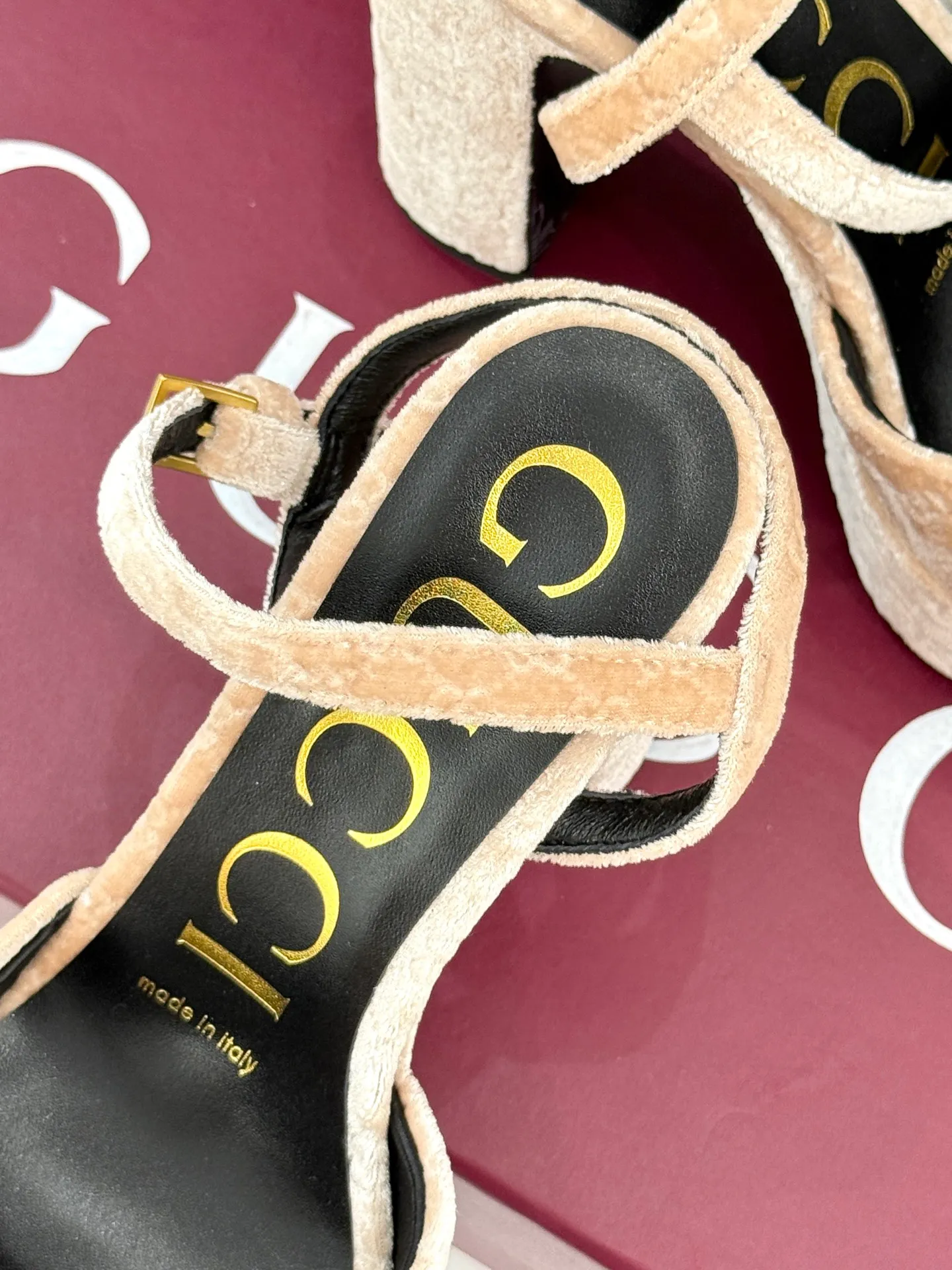 Factory direct sales p660🐘🐘Women's shoes Women's clothing Gucci/Gucci classic horsebit pointed velvet square toe waterproof platform high-heeled sandals When the classic horsebit meets velvet texture, these sandals have become synonymous with elegance and individuality. The square toe design breaks the sharpness of the pointed toe and adds a bit of retro laziness. The delicate velvet upper feels luxurious and shows a high-end texture with the flow of light and shadow. Every step brings a gentle aura. The iconic metal horsebit embellishes the shoe body, instantly awakening brand recognition and cleverly blending retro style with modern fashion. The golden ratio of waterproof platforms and high heels not only lengthens the leg lines but also reduces walking pressure, allowing elegance without compromising comfort. Whether worn with a gorgeous dress to attend a dinner party or paired with retro jeans for a daily look, it can easily hold the spotlight and become the finishing touch in the look, highlighting unique taste and extraordinary style. The fabric is made of original customized velvet and the inner pads are all sheepskin. Heel height: 10.8 Water platform: 3.3 Italian imported genuine leather outsole size: 35-39 (40/41/42 customized)